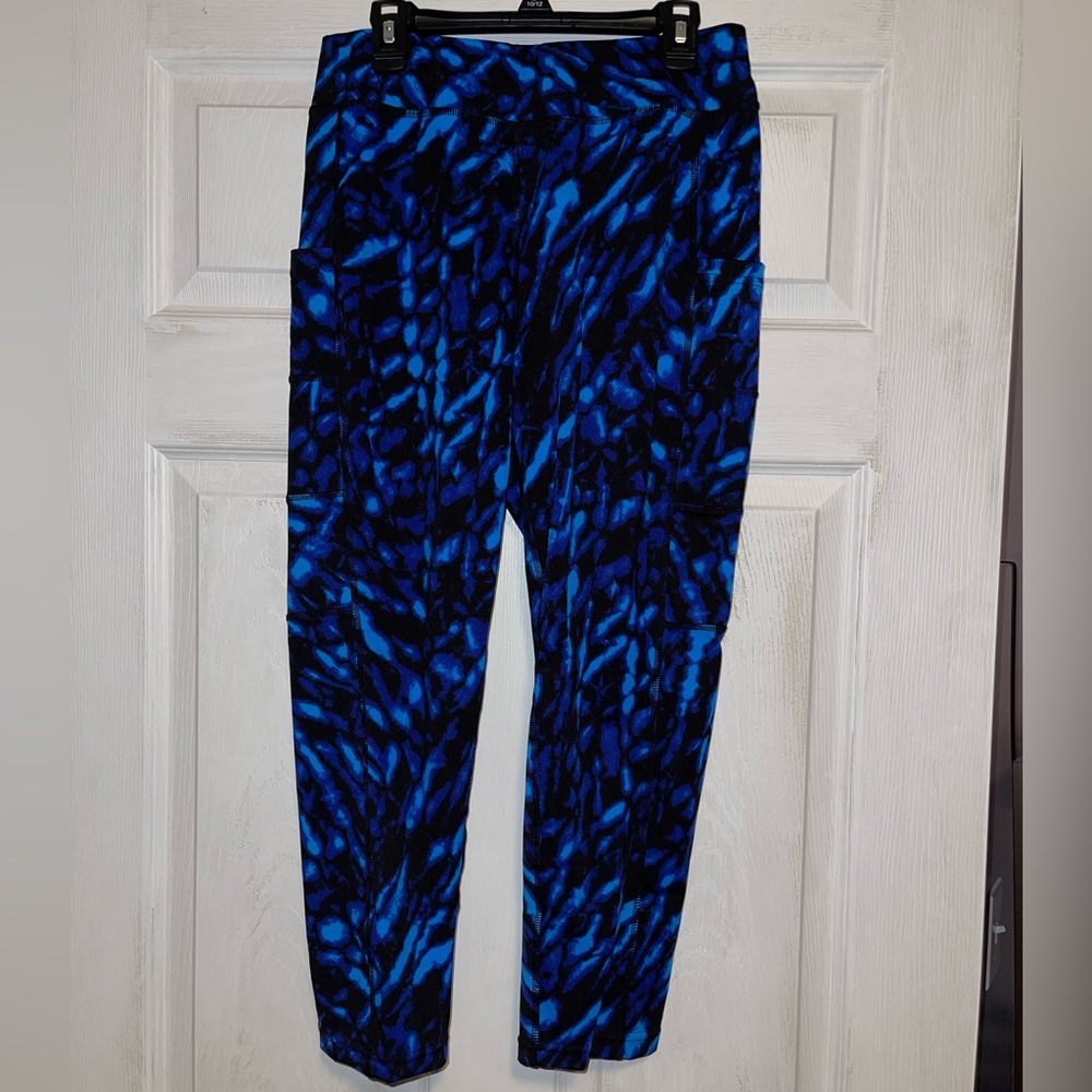Women’s pop fit, blue and black patterned, size large capris